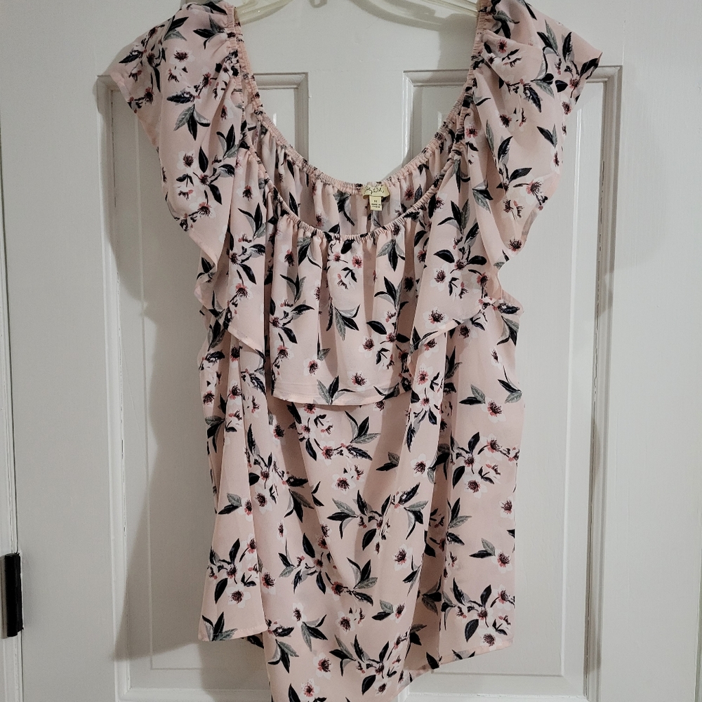 Lily White Floral ruffle top, size 1x